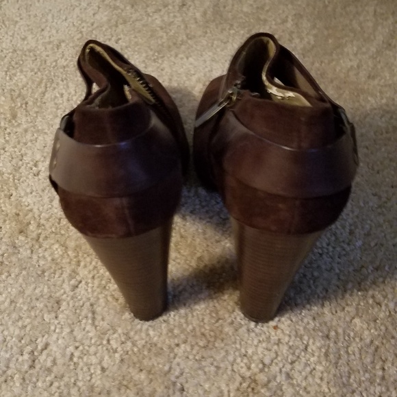 Chocolate brown suede booties - Picture 2 of 4